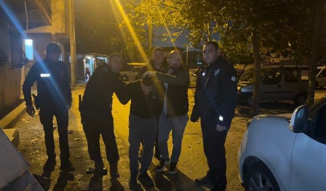 Bursa’da hareketli gece: 15 yıl hapis cezasıyla aranan arkadaşını yakalatmamak için havaya ateş açtı