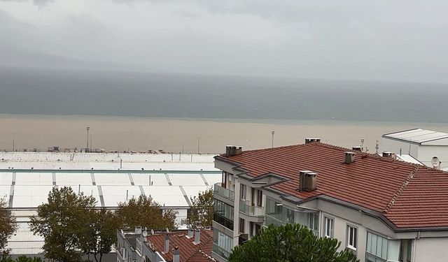Bursa’da sel suları denizi çamura buladı