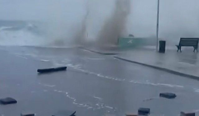 Bursa’da şiddetli fırtına ve sağanak yağış denizle karayı birleştirdi!