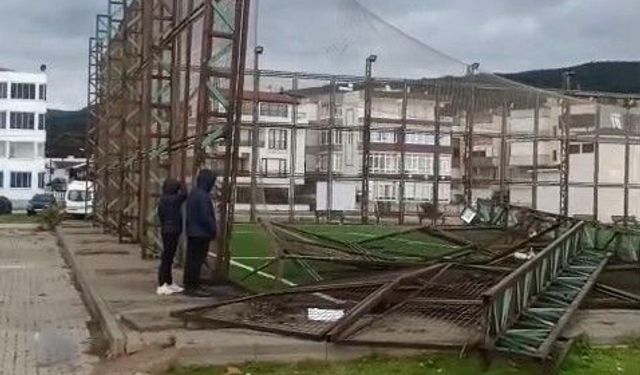Bursa’da fırtına halı sahanın direklerini yıktı