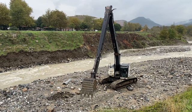 Bursa'da toprak kayması sonrası suyun akış yönü değişti, ekipler müdahale etti