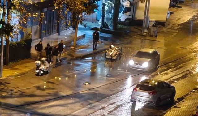 Bursa’da kaza sonrası yola saçılan meyveleri vatandaşlar topladı