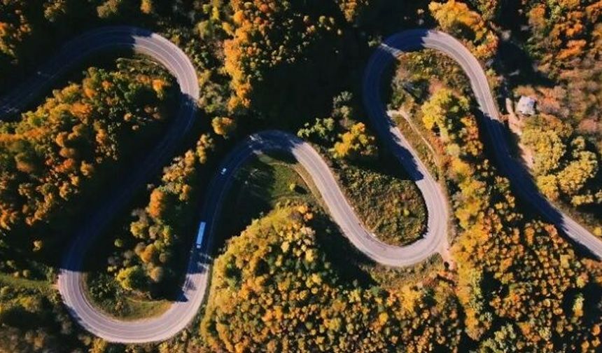 Doğa ve yaban hayat fotoğrafçısı Samet Asutay’ın drone ile çektiği İnegöl ilçesi ile Kütahya&#039;nın Domaniç ilçesi arasındaki yolda iki mevsim arasındaki geçiş montajlanınca ortaya muhteşem görüntüler çıktı.