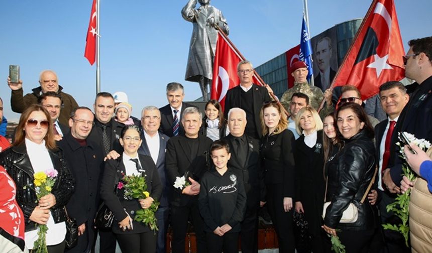 ŞEHRİN MEYDANINA ATATÜRK HEYKELİ DİKİLDİ