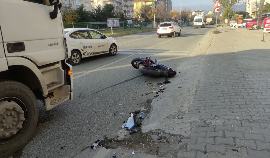 TEK TEKER ÜZERİNDE GİTMEK İSTERKEN KAZA YAPTI