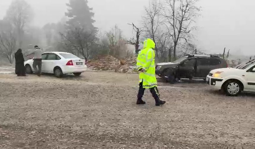 BURSA'DA KAR YAĞIŞI BAŞLADI, SÜRÜCÜLER ZOR ANLAR YAŞADI