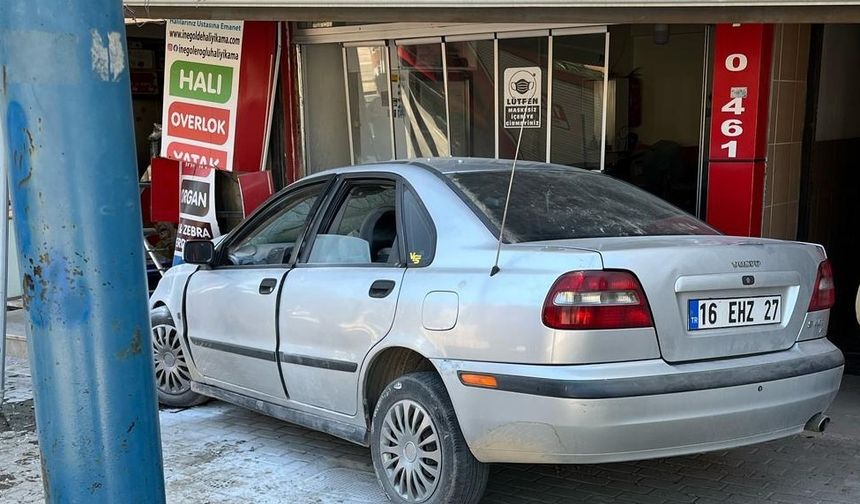 Kontrolden çıkan otomobil iş yerine daldı