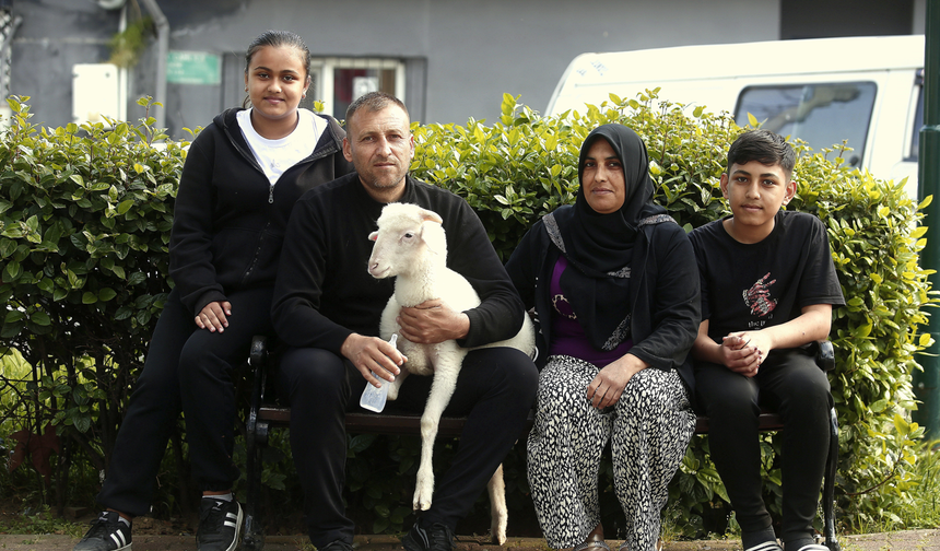 Bursa'da bir aile aldıkları kuzuya evlatları gibi bakıyorlar