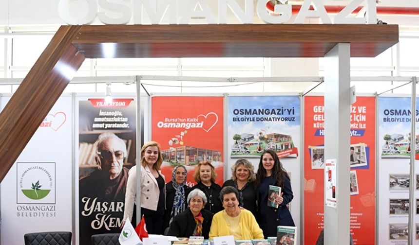 Şenal Sarıhan ve Zeki Sarıhan’a kitapseverlerden yoğun ilgi