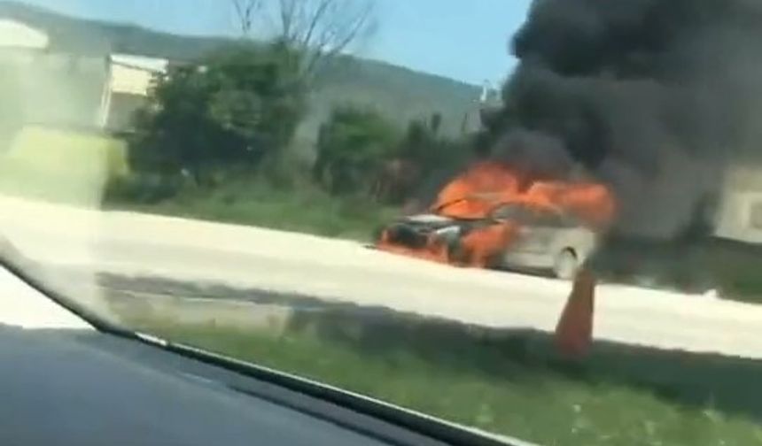 Bursa'da seyir halindeki otomobil alev alev yandı