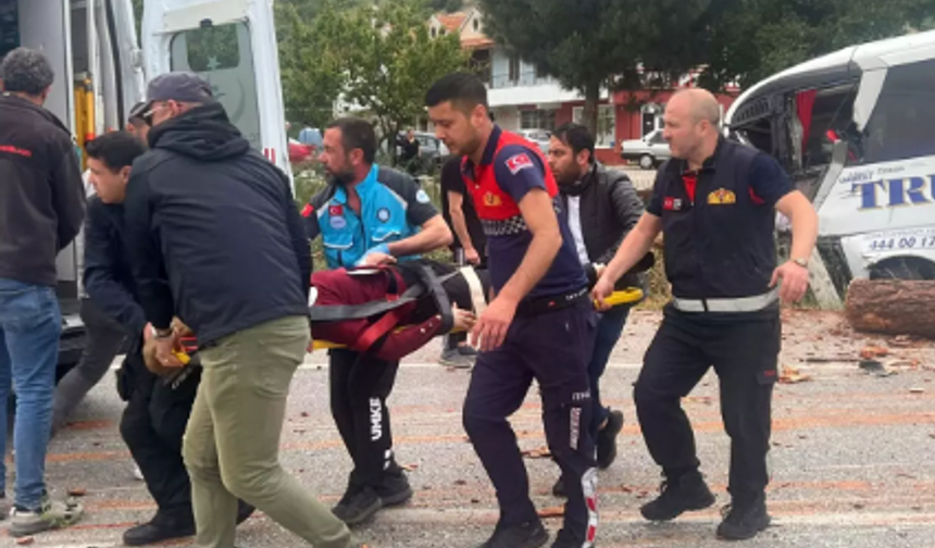 Yolcu otobüsünün karıştığı zincirleme kaza: 6 ölü, çok sayıda yaralı