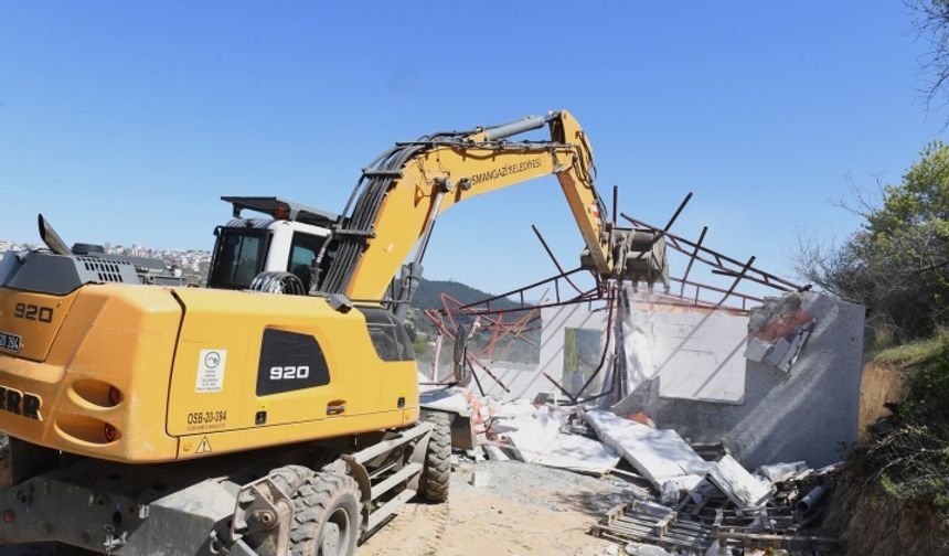 Bursa'da 25 kaçak yapı yıkıldı