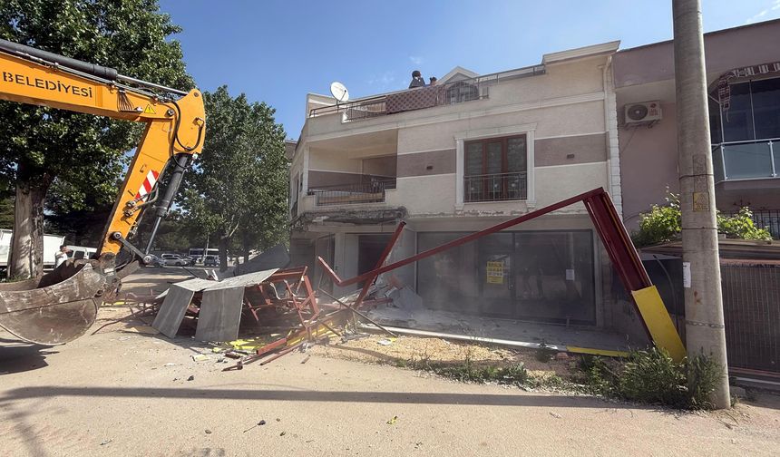 Binanın kaçak bölümü yıkıldı