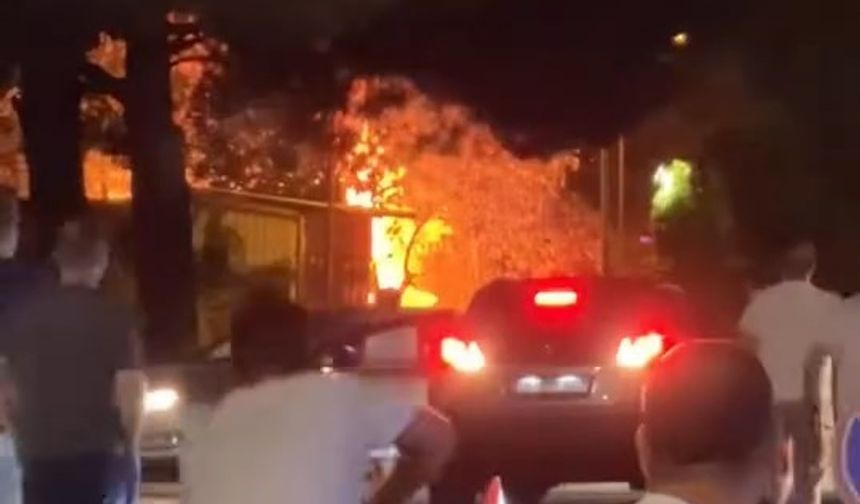 Özdilek Park'ta yükselen alevler böyle görüntülendi