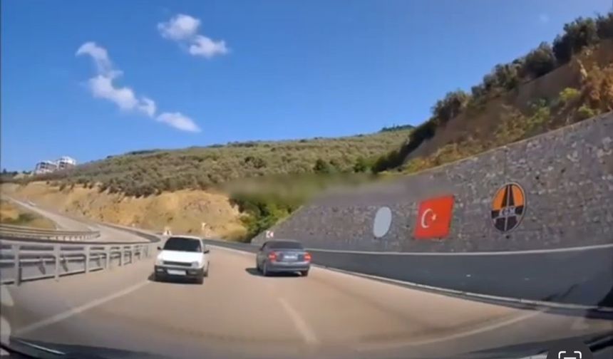 Otobanda ters yönde son sürat böyle ilerledi... Kazanın teğet geçtiği anlar kamerada