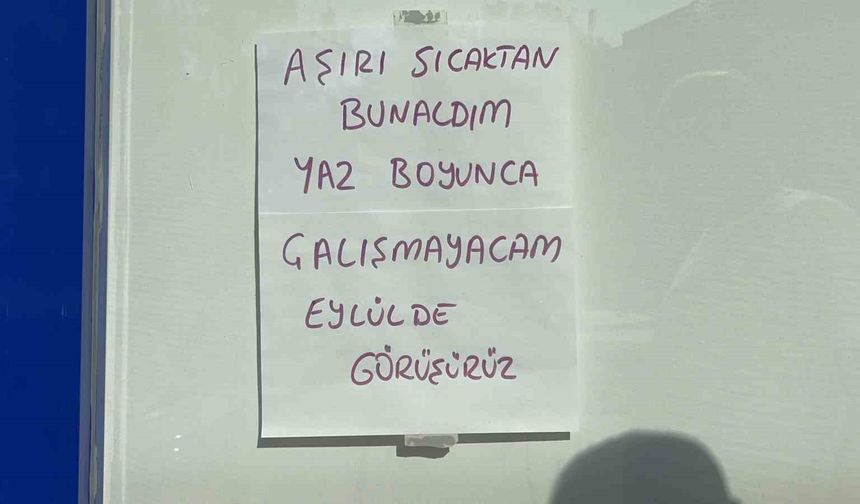 Sıcaklardan bunalan esnaf iş yerine not asıp tatile çıktı