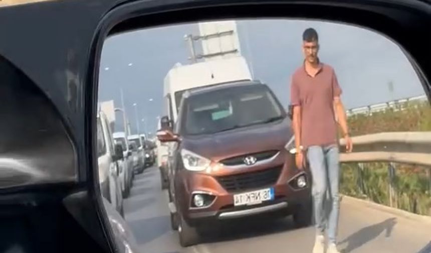 Bursa'da emniyet şeridini ihlal edenleri, yürüyerek cezalandırdı