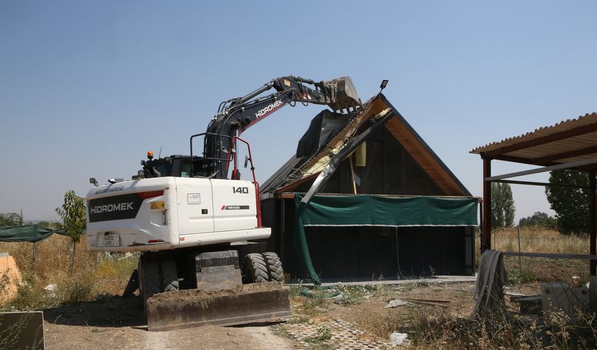 Nilüfer'de iki kaçak yapı yıkıldı