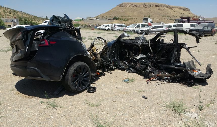 Elektrik direğine çarpan araç bu hale geldi: 2 ölü