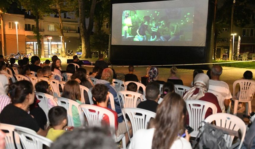 Osmangazi'de sinema gecelerine çocuklardan büyük ilgi