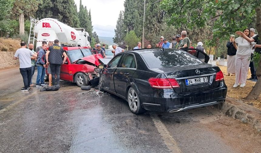 Mercedes ile TOFAŞ kafa kafaya çarpıştı