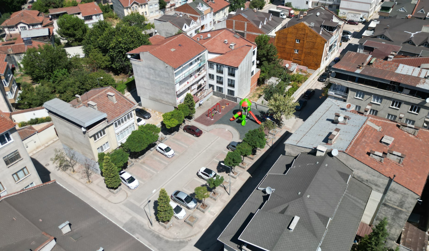 İnegöl Belediyesi eskiyen çocuk parklarını yeniliyor