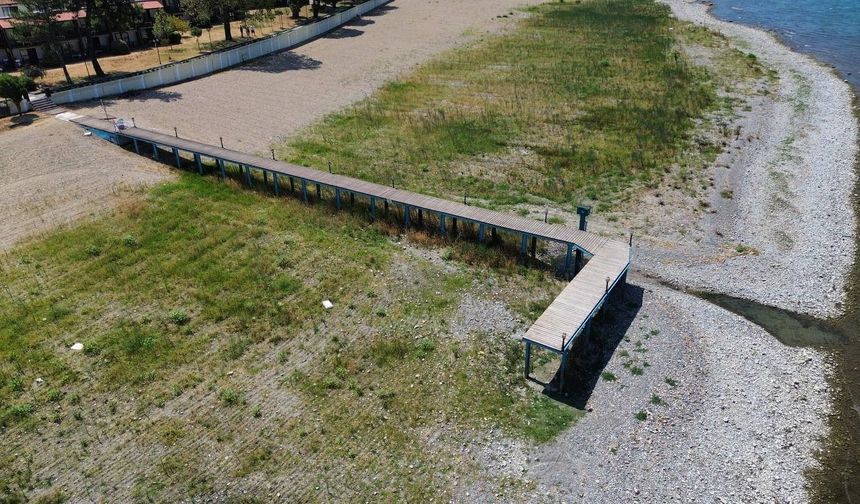 İznik Gölü’nün en büyük iskelesi karada kaldı
