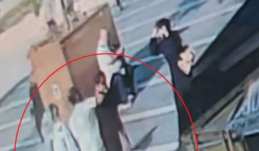 Bıçakla geldi tek yumrukta yere serdi...O anlar kamerada