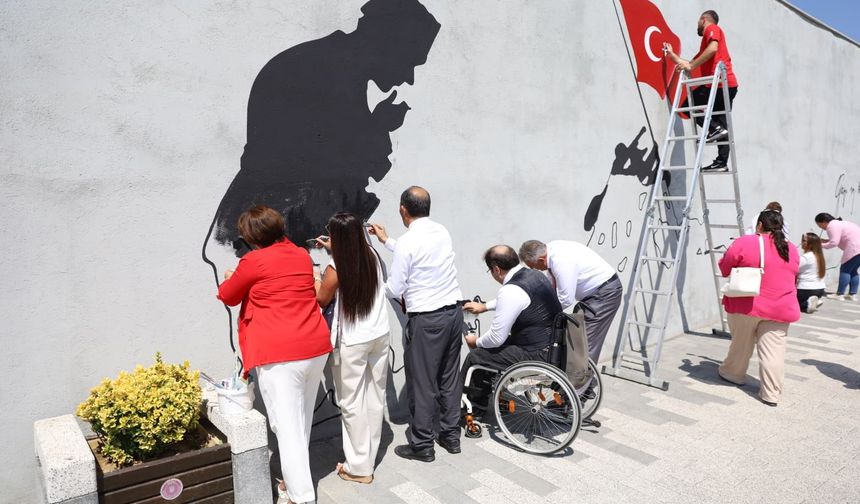 Zafer ruhu, Şehitlik Abidesi duvarlarına yansıtıldı