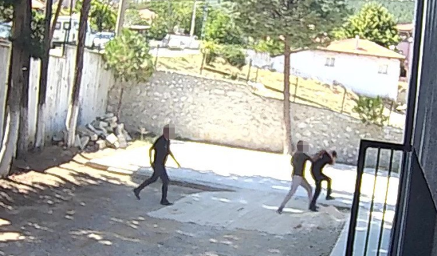 Belediye Başkanı, zabıtaların sırtında sopa kırdı