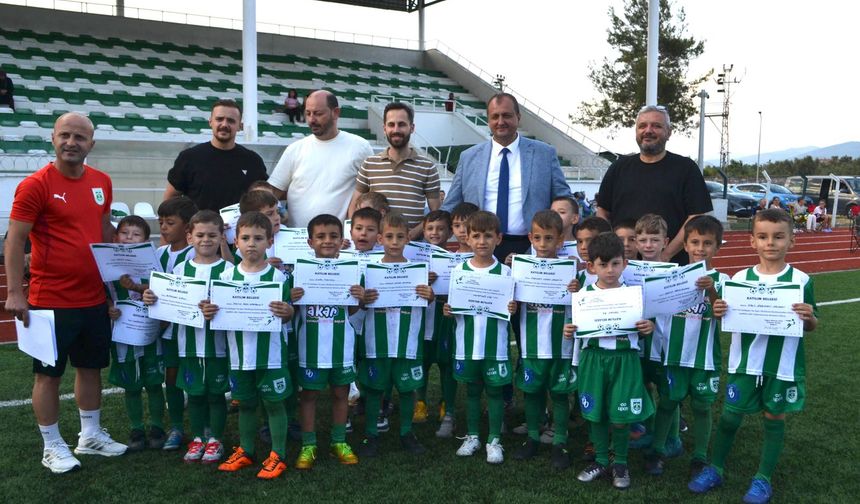 İznikspor Yaz Futbol Okulu’nda Sertifika Heyecanı