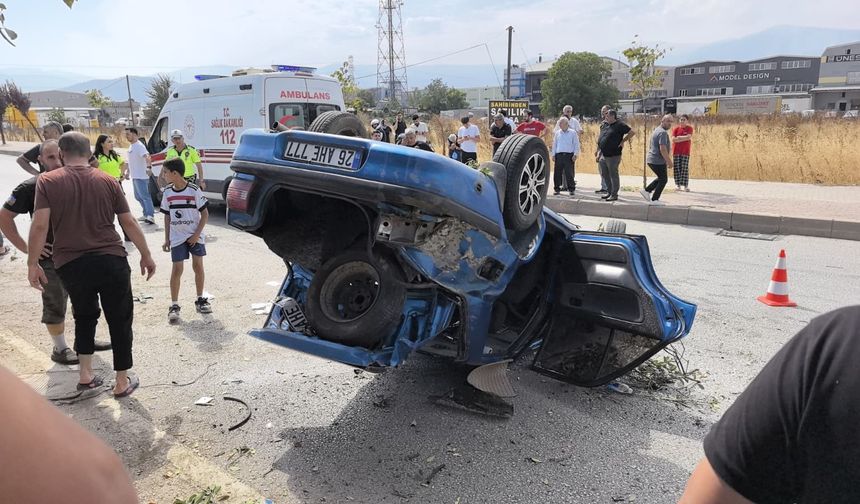 Takla atarak karşı yöne geçti: 2 yaralı
