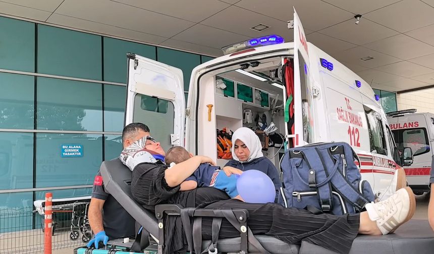 BURSA’DA KONTROLDEN ÇIKAN OTOMOBİL DEMİR BAHÇE KAPISINA ÇARPTI: 2'Sİ ÇOCUK 4 KİŞİ YARALANDI