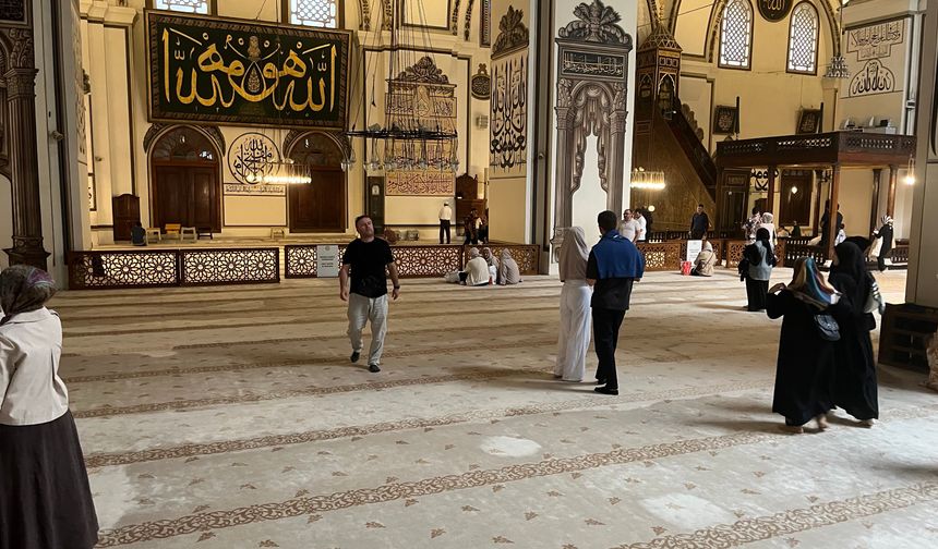 Tarihi cami ziyaretlerine kıyafet mecburiyeti getirildi