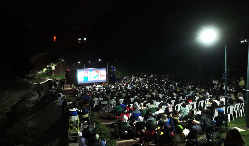 Bursa'da açık havada sinema keyfi