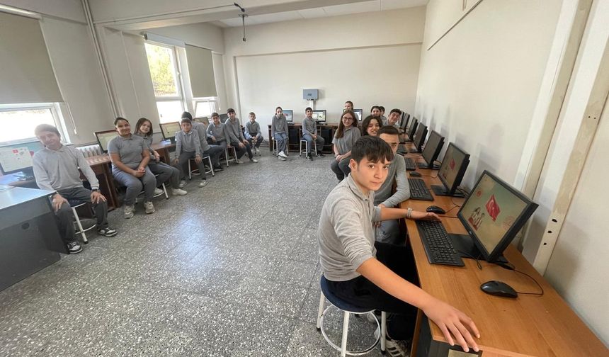 Köy okulu çocuklarının bilgisayar sevinci