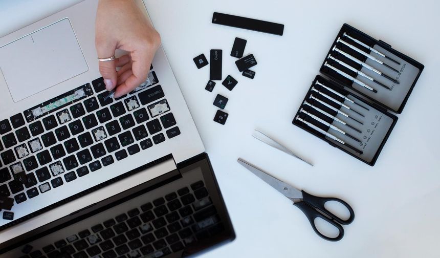 Dizüstü Bilgisayar Bakımı 101: Cihazınızın Daha Uzun Süre Çalışmasını Sağlayacak Basit Püf Noktaları