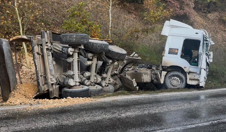 Bursa’da 50 metre arayla iki kaza: Aynı aileden 3 kişi yaralandı