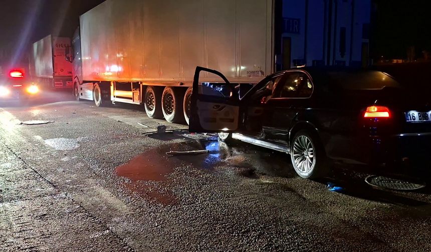 Bursa’da otomobil park halindeki tıra arkadan çarptı: 1 ağır yaralı