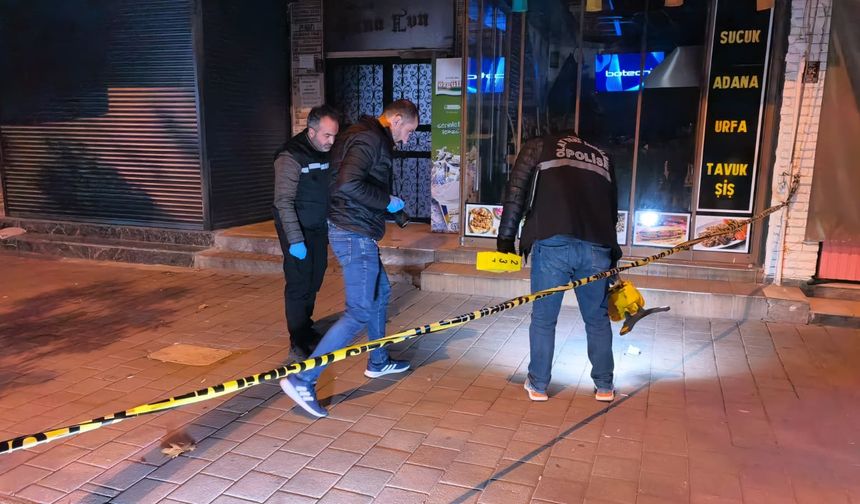 Kaldırımda durup tartıştığı kişiye ateş açtı