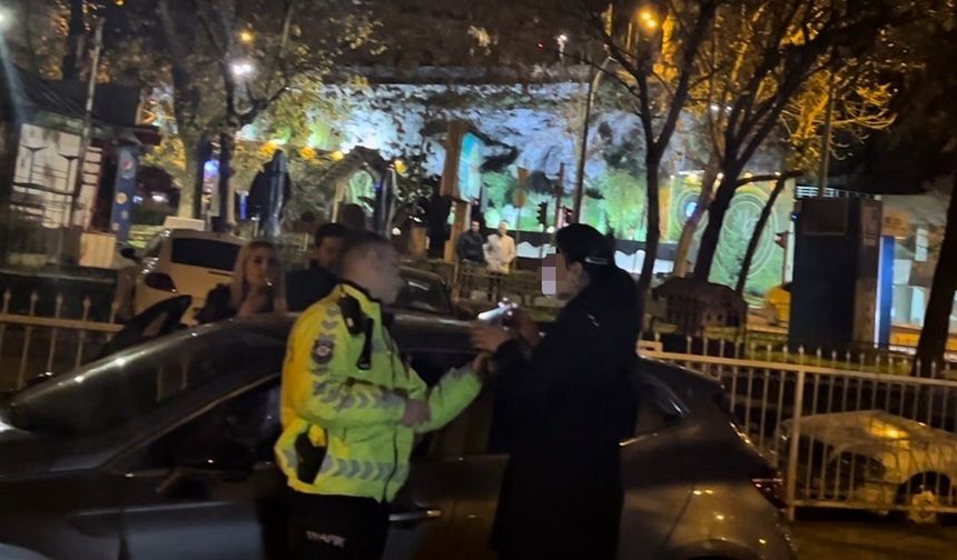 Polislerin sabır sınavı: Alkollü sürücü ortalığı birbirine kattı