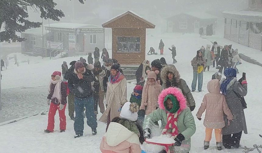 Uludağ'a yoğun kar yağdı, pistler doldu taştı