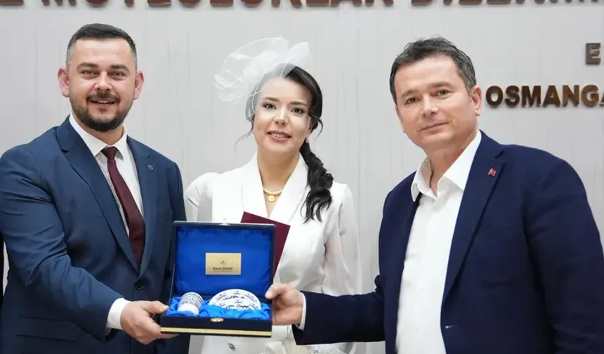 Bursa Osmangazi Belediye Başkanı Erkan Aydın yılın son nikahını kıydı