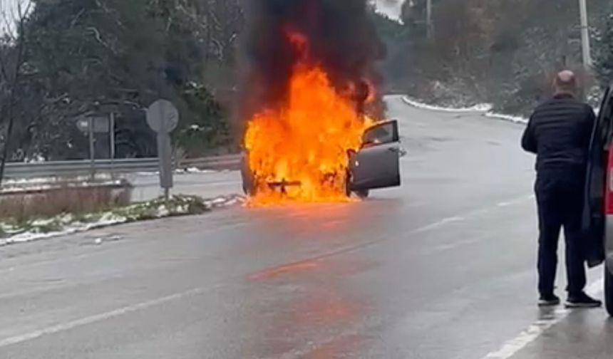 Bursa'da otomobil alev topuna döndü