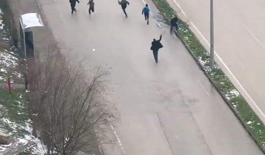 İnegöl’de kar topu gerginliği: Otobüs şoförü çocukları sopayla kovaladı