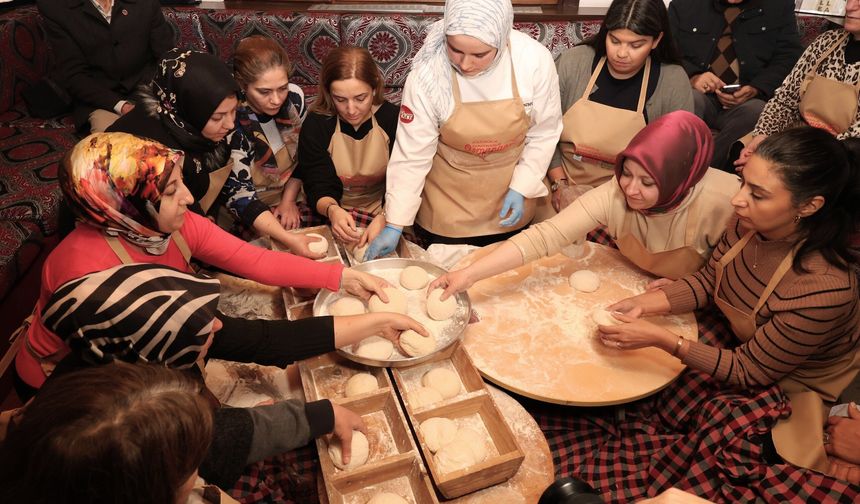 Osmangazi'de kandil akşamında 600 yıllık 'bereket' ekmeği pişirildi