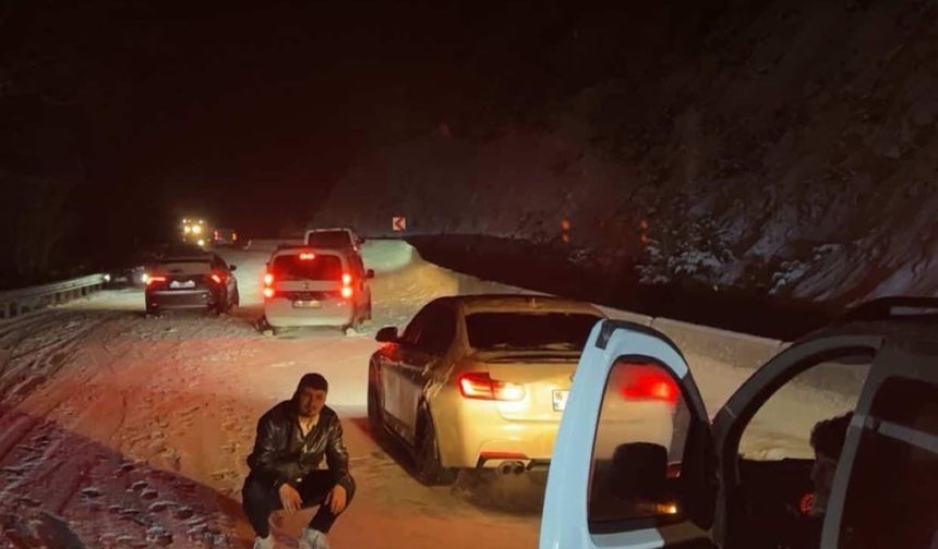 Oylat Kaplıcaları'nda 20 araç yolda mahsur kaldı