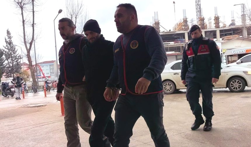 Tekel bayiye tüfekle ateş açıp 2 kişiyi yaralayan cezaevi firarisi yakalandı