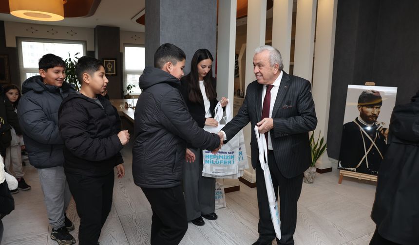 Çocuklar el emeklerini Başkan Şadi Özdemir’e hediye etti