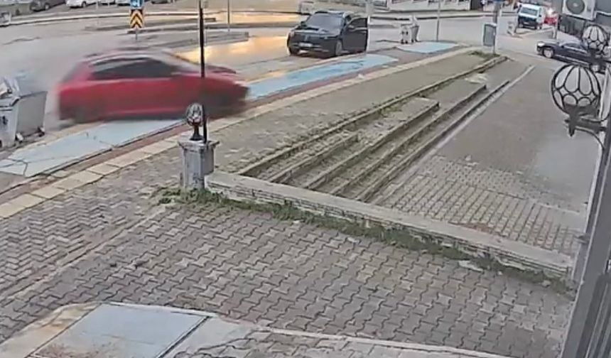 Bursa'da direksiyon dersinde fren yerine gaza bastı: Otomobil dükkânın önüne uçtu